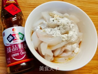 新年餐桌上酸辣开胃低脂的凉拌菜～捞汁黑贼鱼的做法步调：3