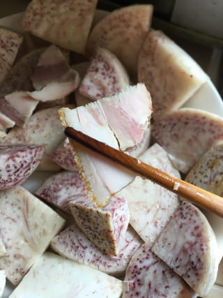 烧五花肉豆豉蒸芋头的做法步调：6