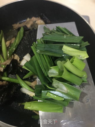 辣椒蒜苗炒鸡丝的做法步调：7