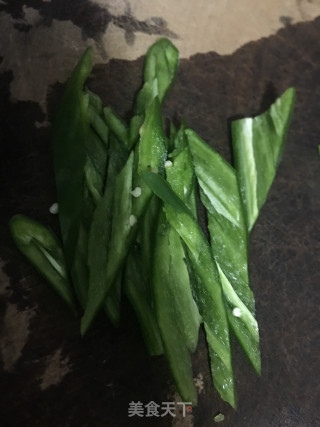 辣椒蒜苗炒鸡丝的做法步调：1