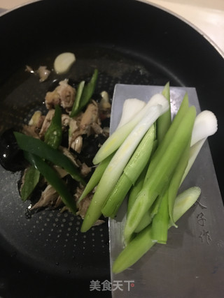 辣椒蒜苗炒鸡丝的做法步调：6