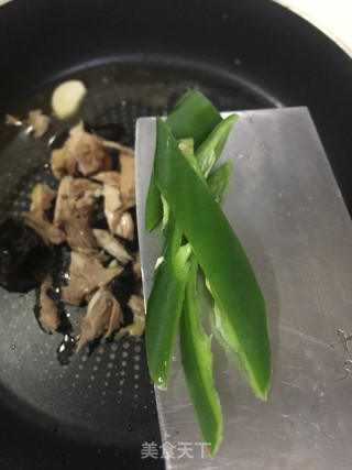 辣椒蒜苗炒鸡丝的做法步调：5