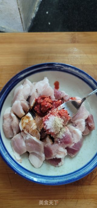 炸五花肉的做法步调：2