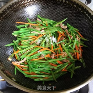 肉丝炒胡萝卜云豆的做法步调：6