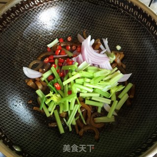 洋葱芹菜炒猪皮的做法步调：4