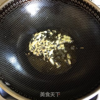洋葱芹菜炒猪皮的做法步调：1