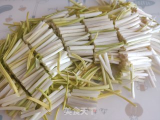 蒜黄海陈菇炒鸡蛋的做法步调：2