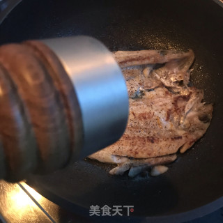 盐煎海鲈鱼的做法步调：10