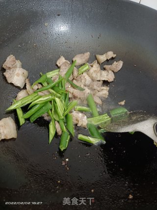 五花肉炒辣椒的做法步调：3
