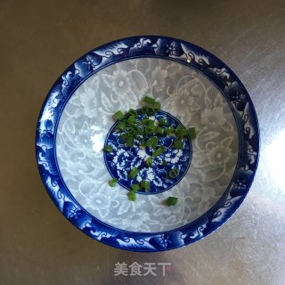 喷鼻葱鸡蛋里的做法步调：3