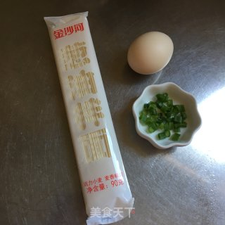 喷鼻葱鸡蛋里的做法步调：1