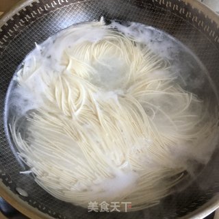 喷鼻葱鸡蛋里的做法步调：2