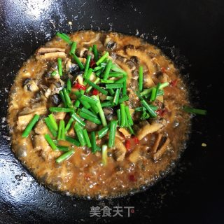 螺蛳肉烧泥鳅的做法步调：7
