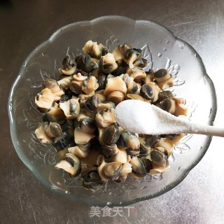 螺蛳肉烧泥鳅的做法步调：1
