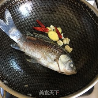 鲫鱼汤的做法步调：2