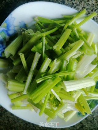 芹菜炒肉的做法步调：1