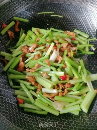 芹菜炒肉的做法步调：8