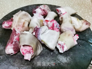 白焖羊蹄的做法步调：1