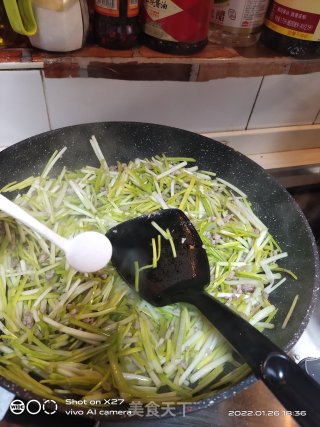韭黄炒肉终的做法步调：4