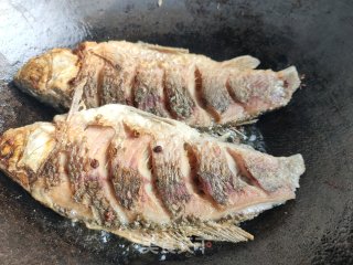 白烧鲫鱼的做法步调：6