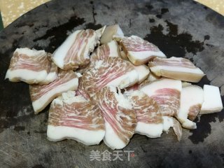 咸肉包菜炒年糕的做法步调：1