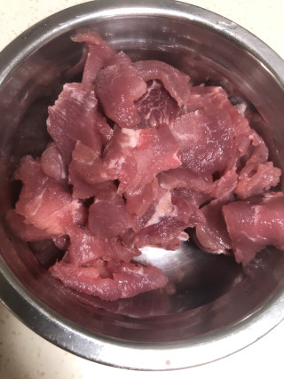 酸辣牛肉的做法步调：1