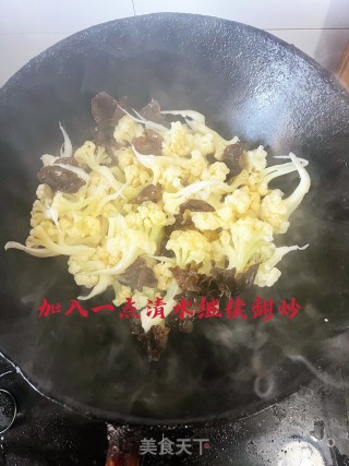 菜花炒木耳的做法步调：7