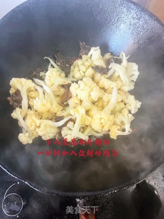 菜花炒木耳的做法步调：6