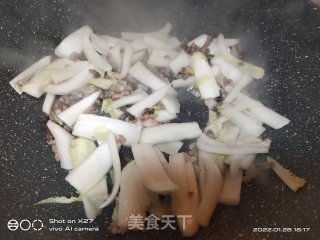 芹菜炒肉终的做法步调：3