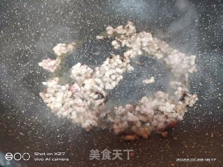 芹菜炒肉终的做法步调：2