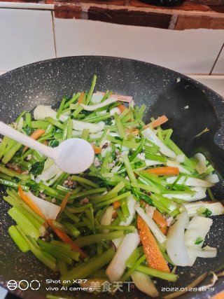 芹菜炒肉终的做法步调：5