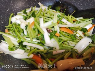 芹菜炒肉终的做法步调：4