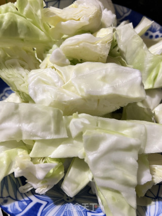 五花肉豆腐包菜炖粉条的做法步调：3