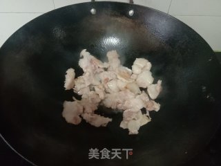 年夜葱炒五花肉的做法步调：2