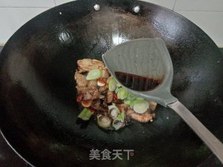 年夜葱炒五花肉的做法步调：7
