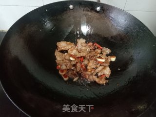 年夜葱炒五花肉的做法步调：5