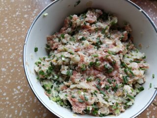 猪肉喷鼻菇利剑菜煎饺的做法步调：1