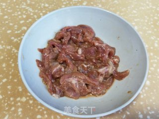 冬笋佛脚瓜炒肉片的做法步调：1