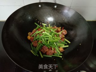 蒜苔炒腊鸭腿的做法步调：8