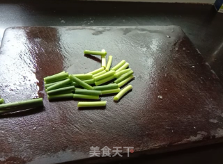 蒜苔炒腊鸭腿的做法步调：3