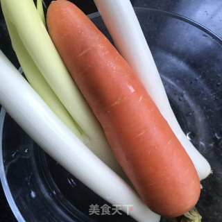腊肉炒饭的做法步调：1