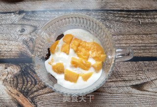 奥利奥芒果麦片酸奶杯的做法步调：4