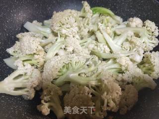 腊肉烧花菜的做法步调：2