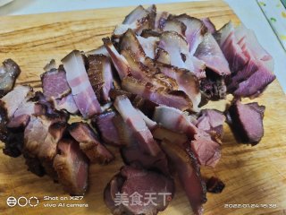 腊肉烧花菜的做法步调：1