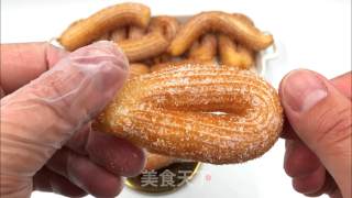 西班牙油条凶事果，做法简朴，一心咬下来，中坚里老，心感轻巧。的做法步调：14
