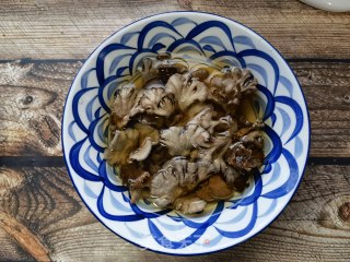利剑参菌排骨汤的做法步调：1