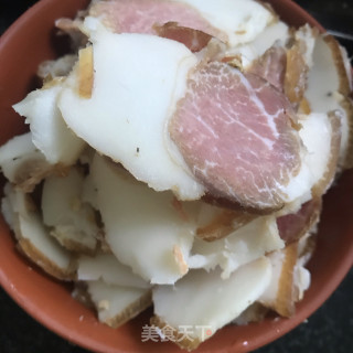 四川腊肉炒青椒的做法步调：1