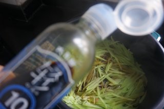 浑炒莴笋丝的做法步调：5
