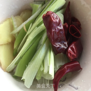 三黄鸡炖羊肚菌的做法步调：2