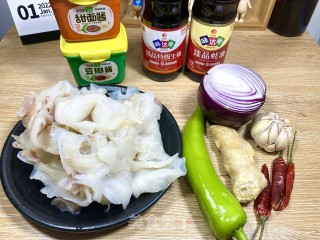 酱爆鱿鱼脖的做法步调：1